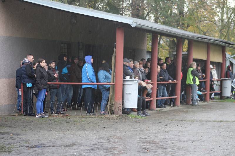 Diváci sledují fotbal v Doubravě.