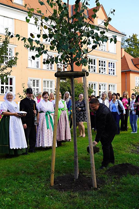 Budova ZŠ, MŠ a SŠ Komenského v Karviné si připomněla 100 let existence.