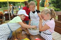 V příměstském táboře v Petrovicích se děti učily vařit.