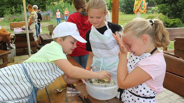V příměstském táboře v Petrovicích se děti učily vařit.