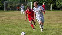 Fotbalisté Slavoje (v bílém) vyprovodili v posledním kole druhý Svinov výsledkem 5:1. I to svědčí o jejich letošní převaze.