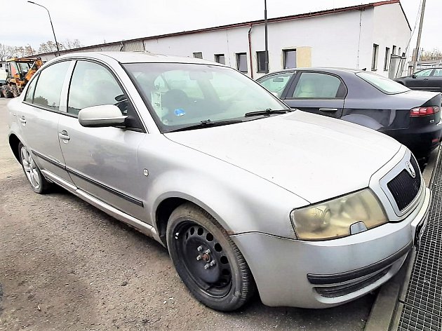 Škoda Superb v barvě šedé metalízy.