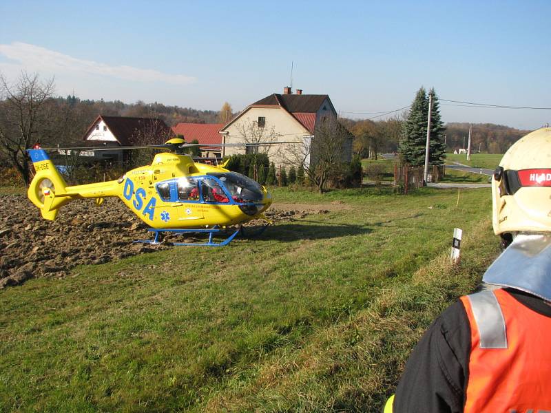 Ač se to na první pohled nezdá, v tomto případě už stojí vrtulník v téměř maximálním podélném sklonu. při nakládání pacienta už se na lyžinách houpal. 