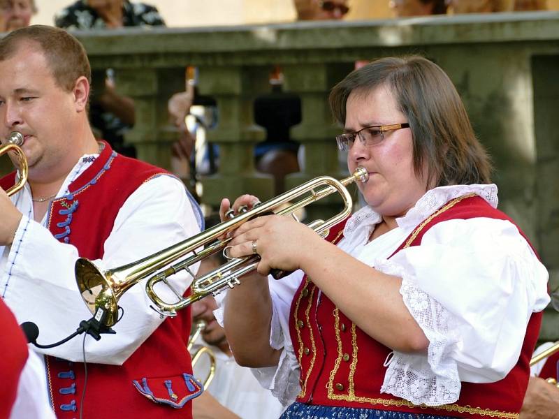 Skvělá muzika, krásné slunečné počasí a početná návštěva. Tak vypadal, nedělní promenádní koncert pod širým nebem za Kulturním domem Radost v Havířově.