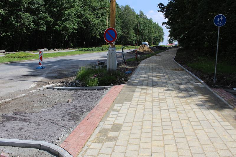 Nově rekonstruované chodníky s cyklostezkou podél Dlouhé třídy v Havířově. Hotovo mělo být 22. 5. 2018. Někde stavbaři v té době práci dokončovali, opravovali vady nebo dokonce teprve začínali s dlážděním.