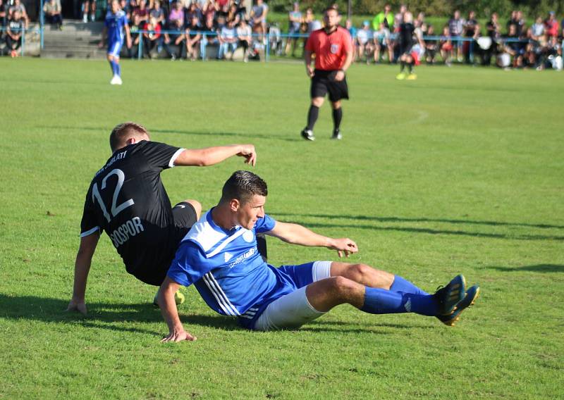 Derby o vedení v I.B třídě zvládly Věřňovice (v modrém), které porazily Záblatí 3:2.