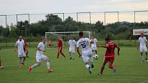 Fotbalisté Karviné (v bílém) si na Slovensku zahráli se Zlatými Moravci. Prohráli 2:3.