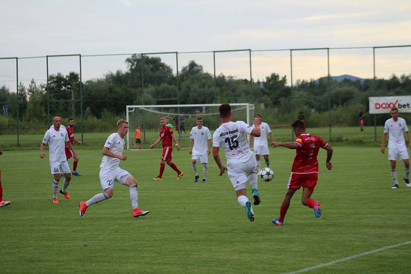 Fotbalisté Karviné (v bílém) si na Slovensku zahráli se Zlatými Moravci. Prohráli 2:3.