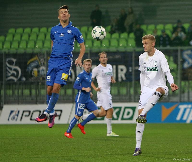 Karvinští fotbalisté (v bílém) vydřeli doma bod proti Liberci.