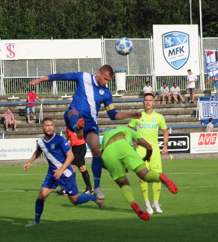 Karvinští fotbalisté (v zeleném) vyhráli ve Frýdku-Místku 3:1.