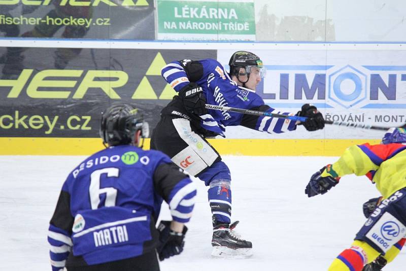 Hokejisté Havířova (v modrém) v posledním utkání série s Českými Budějovicemi. Emoce tekly proudem.