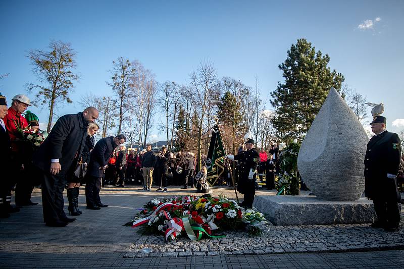 Památku havířů připomíná v centru Stonavy žulový monument ve tvaru slzy, 20. prosince 2019.