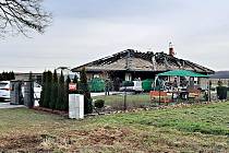 Po nenápadné zmínce na sociální síti přišly manželům z Petrovic u Karviné, kterým nedávno vyhořel dům, pomoci s vyklízením desítky lidí, kromě přátel i do té doby neznámých.