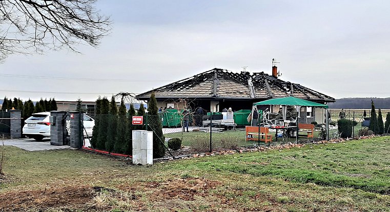 Po nenápadné zmínce na sociální síti přišly manželům z Petrovic u Karviné, kterým nedávno vyhořel dům, pomoci s vyklízením desítky lidí, kromě přátel i do té doby neznámých.