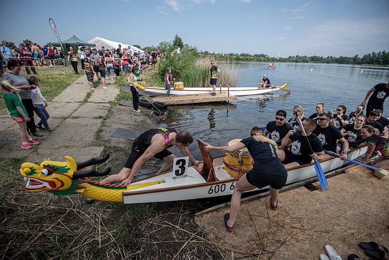 Závody dračích lodí na Vrbickém jezeře, 5. června 2021.