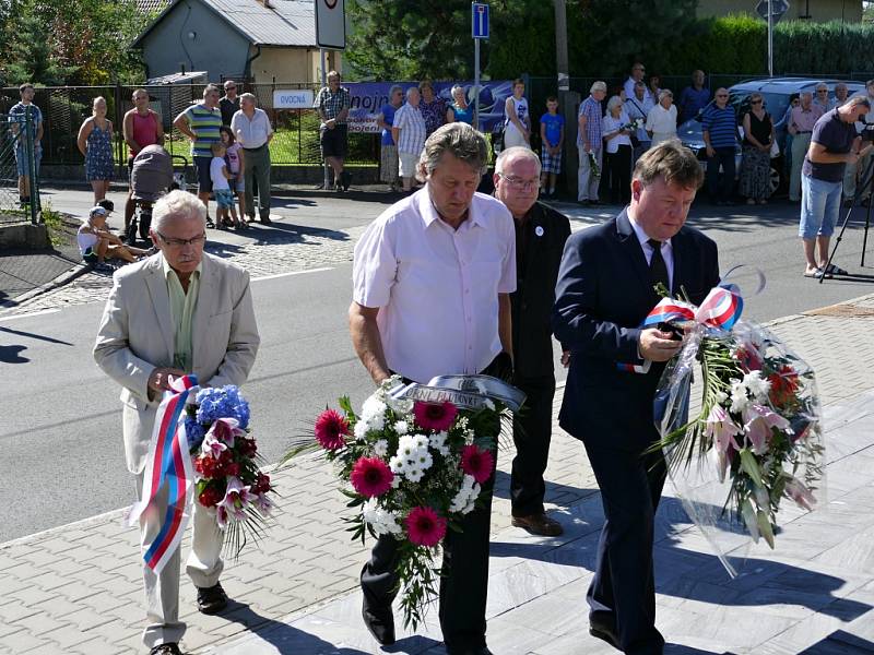 Pietní akt u Památníku životické tragédie v Havířově. 