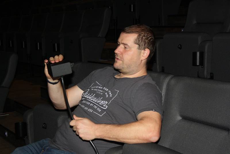 Speciální zařízení umožní sledovat v kině filmy i lidem s postižením zraku nebo sluchu. 