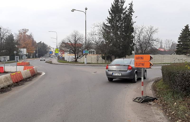 Mezi Bohumínem a Dolní Lutyní se opravuje povrch silnice I/67. Ve směru z Bohumína na Karvinou se jezdí po objížďce.