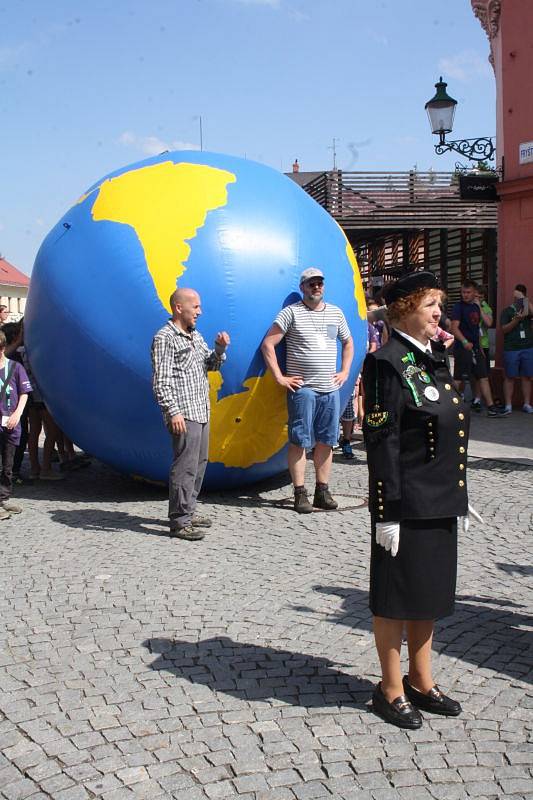 V sobotu proběhlo finále studentských GLOBE Games, které letos hostila Karviná. Na Masarykově náměstí se konal badataleský jarmark, kdy malí vědci představili veřejnsoti výsledky svého bádání a pokusů.