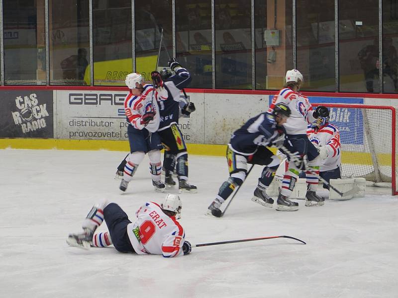 Havířovští hokejisté (v černém) padli po boji i ve třetím duelu čtvrtfinále.