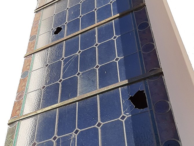 V kostele v Horní Suché vandalové rozbili už tři vitrážová okna.