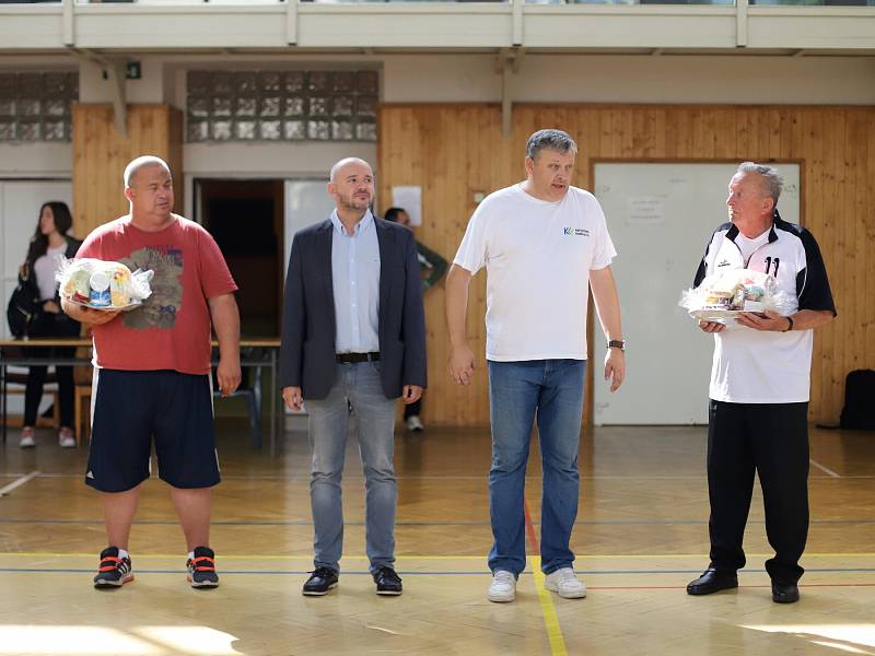 Basketbalisté Karviné (v zeleném) zdolali VŠB Ostrava a skončili na Emil Cupu druzí.