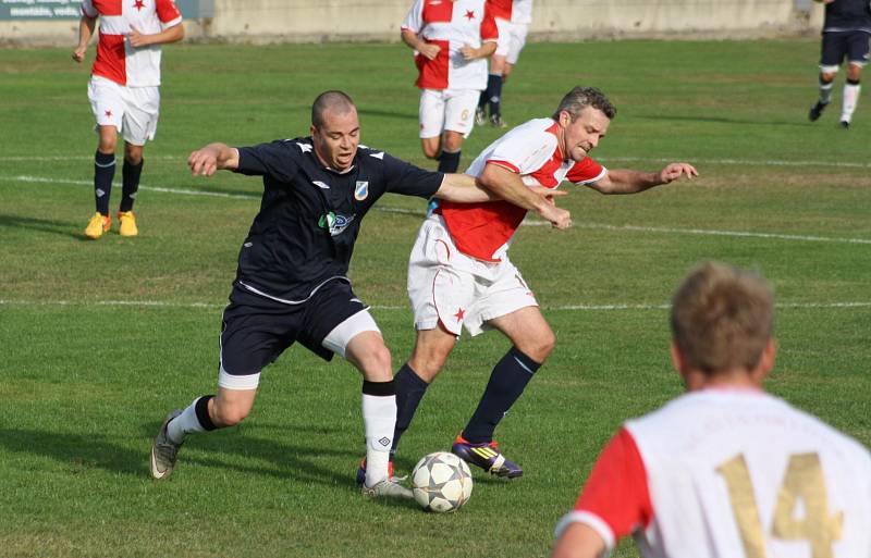 Fotbalové derby mezi Dětmarovicemi (v modrém) a Orlovou vyhráli domácí.