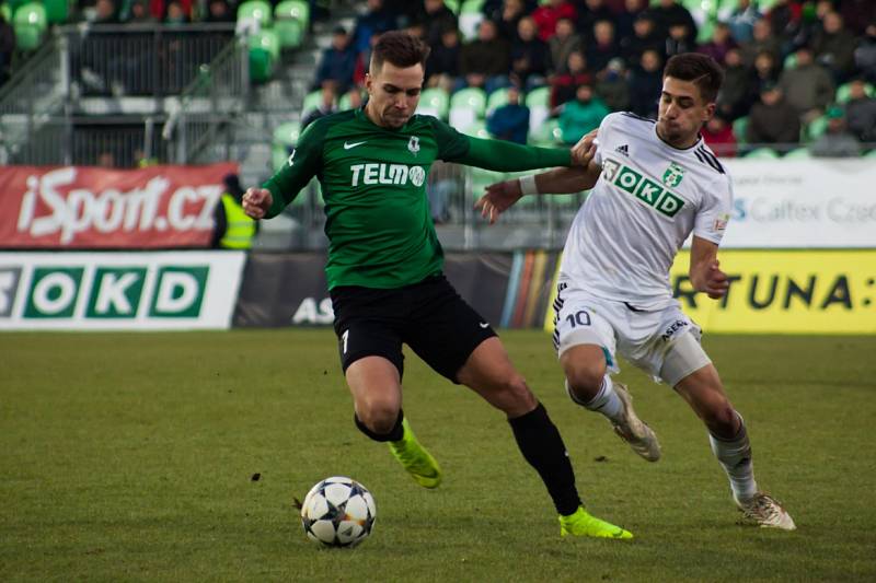 Z utkání Karviná (v bílém) - Jablonec 2:1