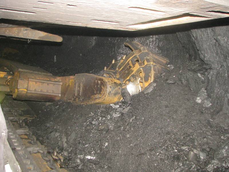Práce v podzemí černouhelné šachty. Ilustrační snímek.