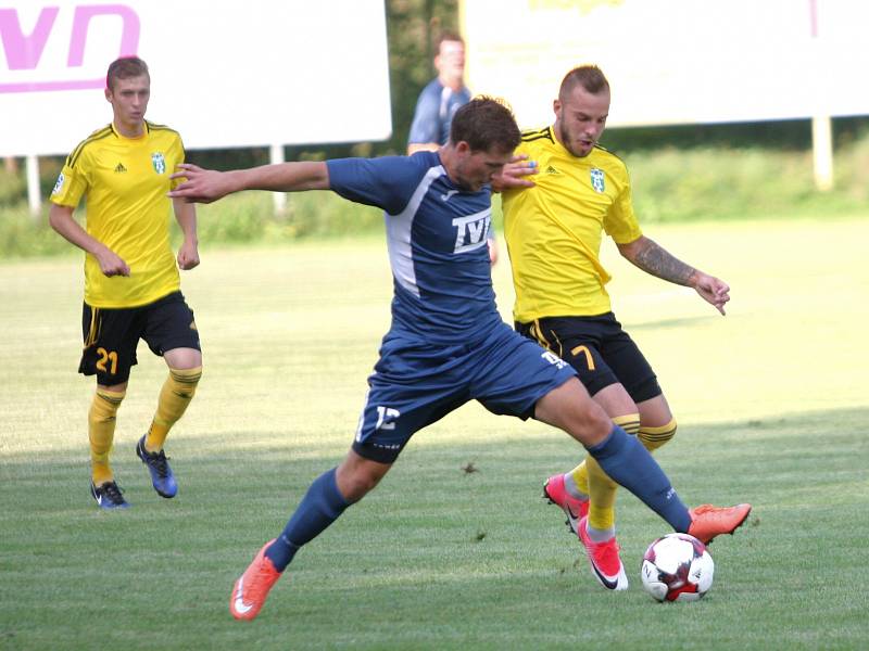 Karvinští (ve žlutém) vyhráli v rámci poháru ve Slavičíně 2:0.