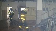 Cvičení hasičů v havířovské nemocnici. Zvládnutí ohně v budově infekčního pavilonu. 