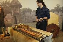 Zbraně od pravěku po raný středověk byly předmětem sobotních přednášek a výstavky v Archeoparku Chotěbuz. 