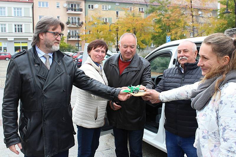 Zástupci spolku Trianon v pondělí převzali nový vůz, jehož financování pomohla zaljistit vodárenská společnost SmVaK.