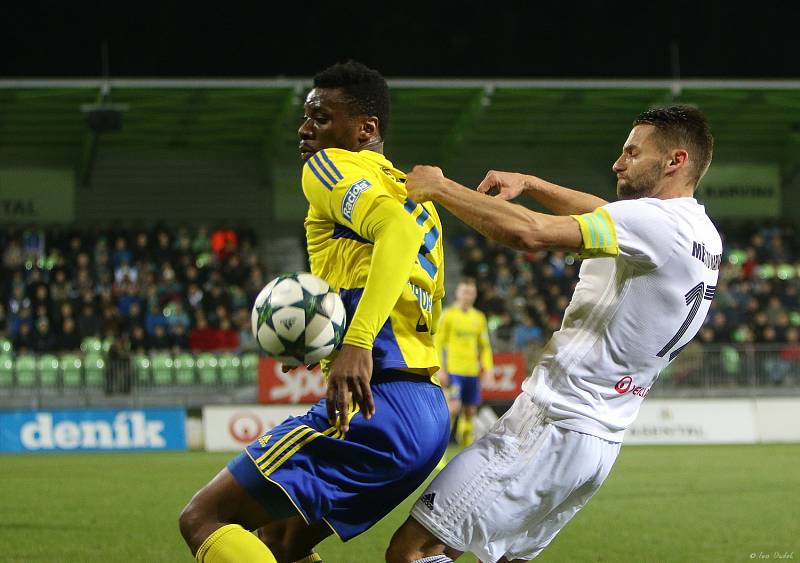 V posledním utkání 19. kola nejvyšší fotbalové soutěže porazili Karvinští (v bílém) Zlín 1:0.