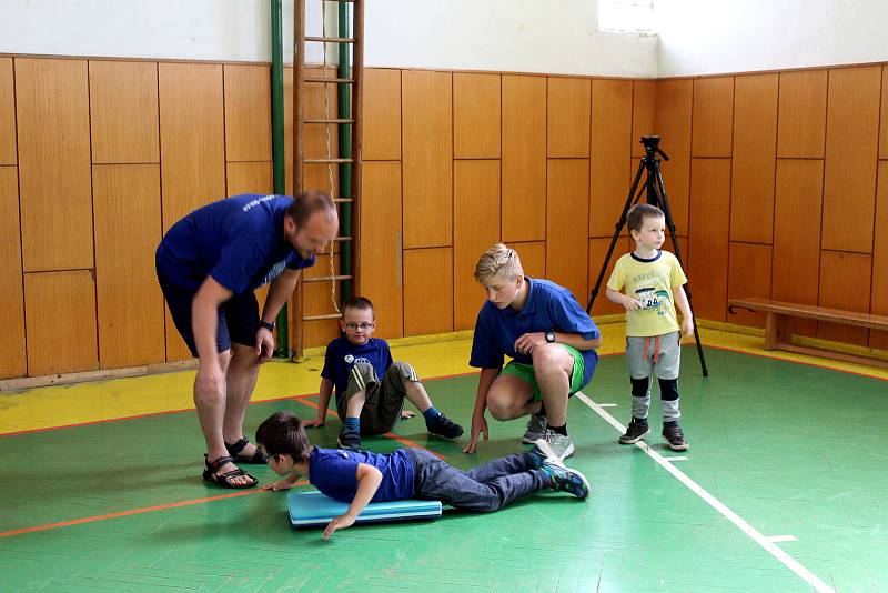 Chovanci těrlického výchovného ústavu byli oceněni za pomoc dětem s autismem.