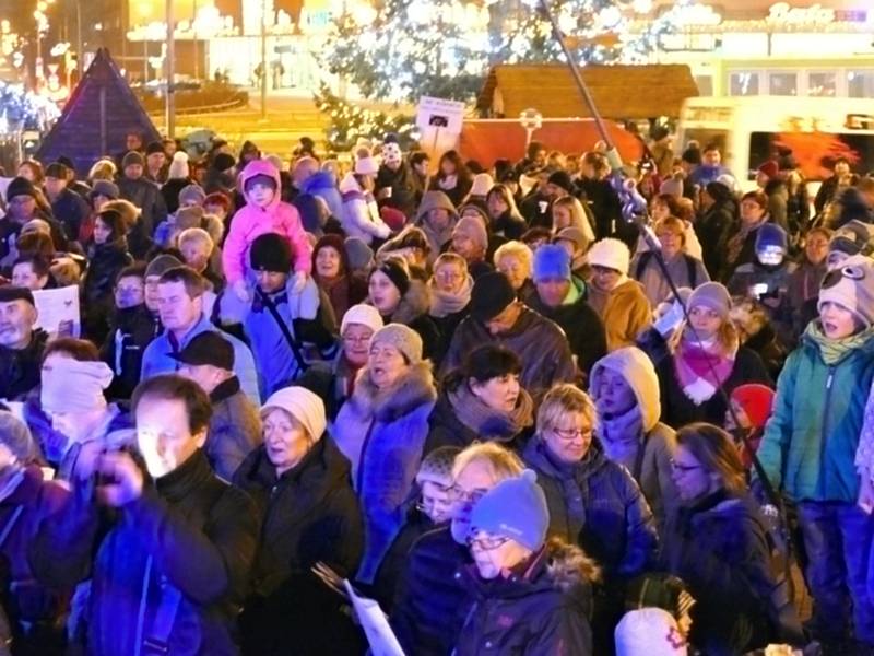 V Havířově zaplnili lidí, kteří si ve středu večera přišli zazpívat společně koledy, celé náměstí, podle odhadu jich byl o přes tisíc.