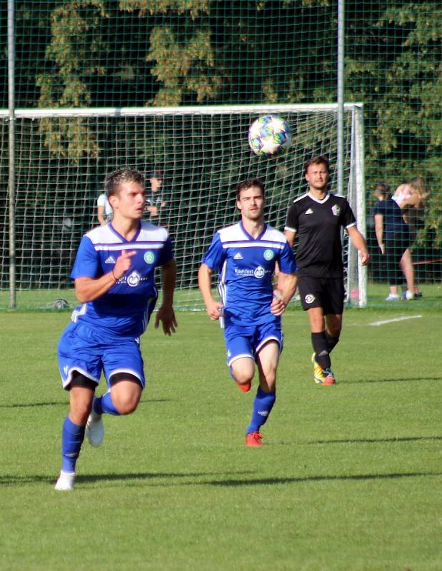 Derby o vedení v I.B třídě zvládly Věřňovice (v modrém), které porazily Záblatí 3:2.