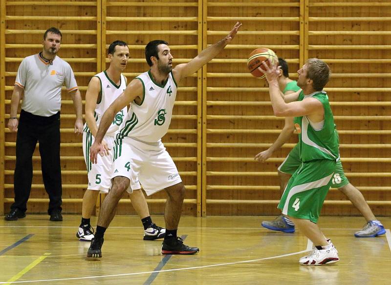 Karvinští basketbalisté (v bílém) v duelu se Šumperkem prohráli.