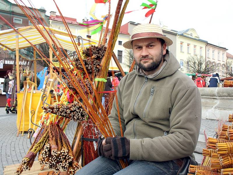 Pletač velikonočních pomlázek Radoslav Šimon.