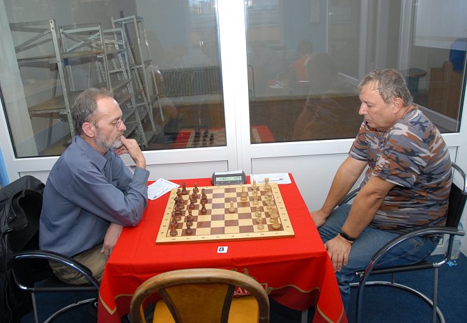 Kapitán Karviné Lubomír Zimniok (vlevo) získal důležitý bod s Karlem Chwistkem.
