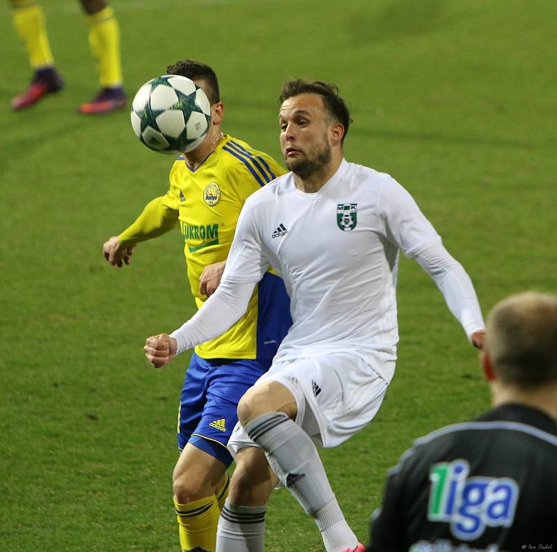 V posledním utkání 19. kola nejvyšší fotbalové soutěže porazili Karvinští (v bílém) Zlín 1:0.