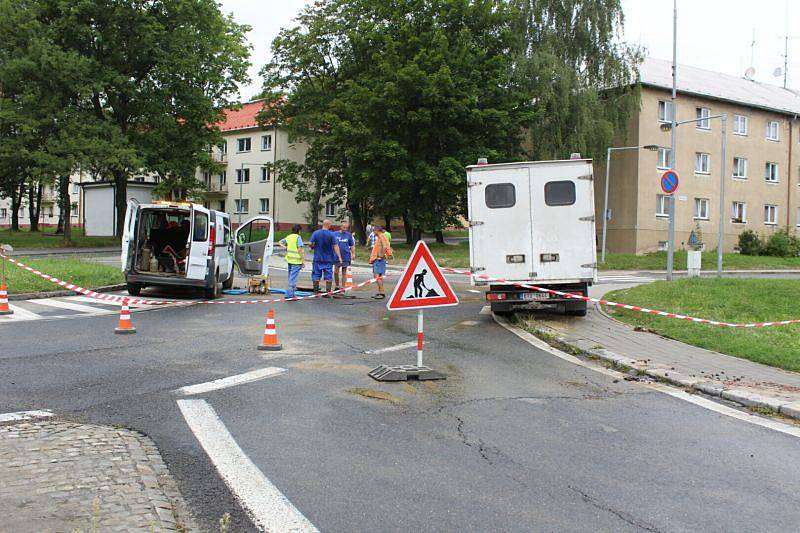 Havárie vodovodního potrubí komplikuje dopravu v Havířově-Šumbarku a zásobování sídlišť pitnou vodou.