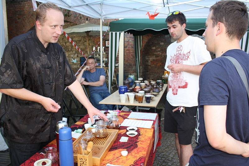 Svátek čaje. Takto se jmenuje jedno z vůbec největších a nejpestřejších setkání odborníků, milovníků i běžných fanoušků lahodného nápoje čaje, které se každým rokem koná na zámeckém vrchu v polské části Těšína.