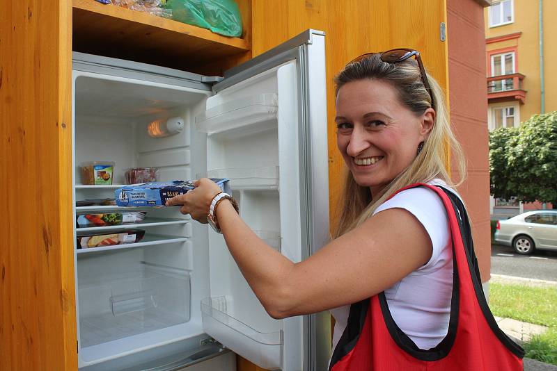 V Havířově v pondělí zahájili provoz tzv. sdílené lednice. kam si pro potraviny může přijít kdokoli. Stejně tak tam nezkažené jídlo může poskytnut ostatním.