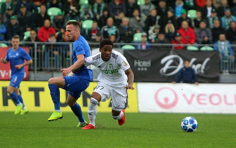 Karvinští fotbalisté (v bílém) zaslouženě porazili Liberec 2:1.