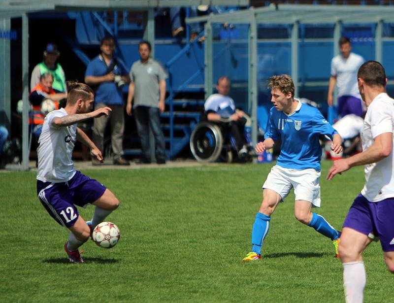 Havířovští fotbalisté (v modrém) podlehli favoritovi z Mohelnice.