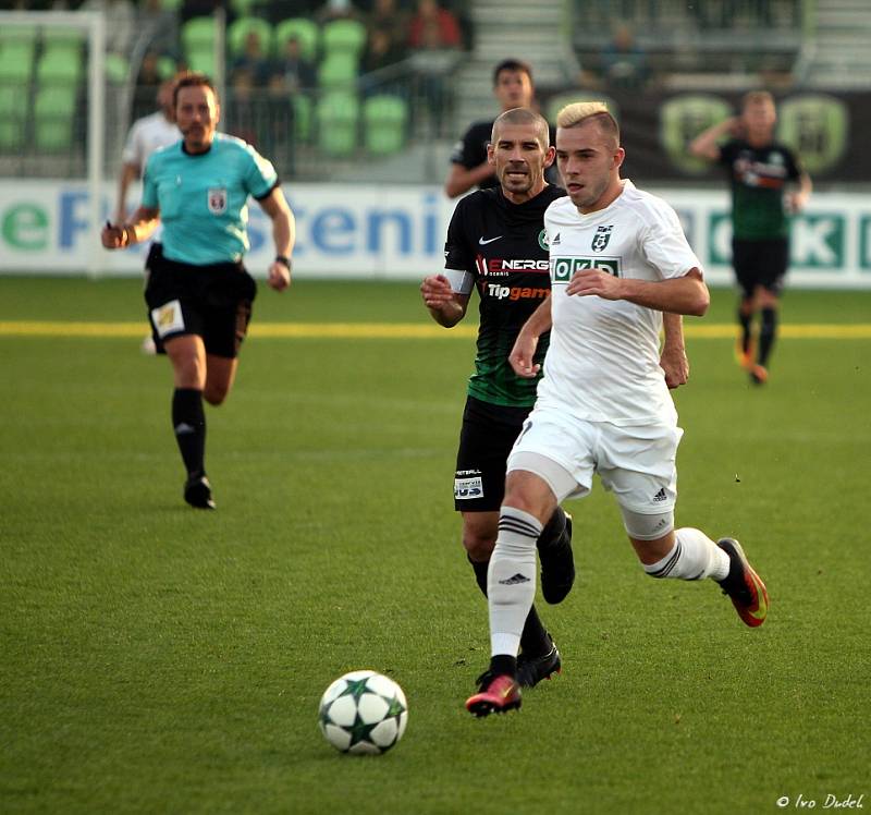 Z ligového utkání Karviná (v bílém) - Příbram 2:0.