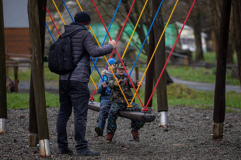 Hned první den po otevření dorazili do doubravského dinoparku první návštěvníci. Nízká, přesto s ohledem na počasí chvályhodná návštěva udělala vedení zábavního parku radost.