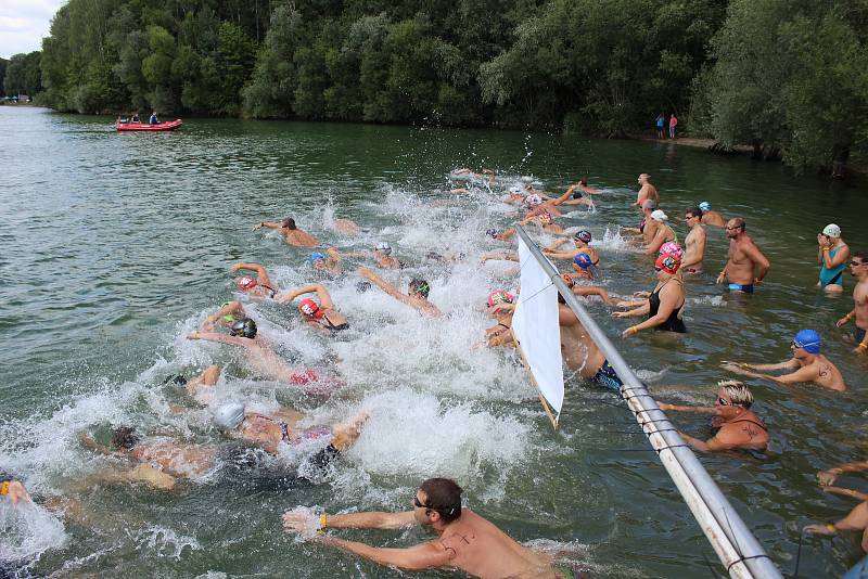 Závod v dálkovém plavání na Těrlické přehradě O pohár města Havířova.