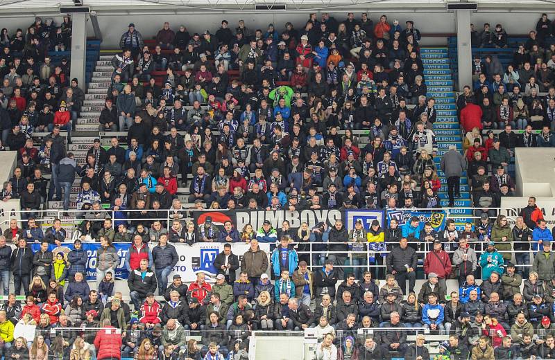 Havířovští hokejisté (v bílém) nestačili na Kladno a dál bojují o play-off.